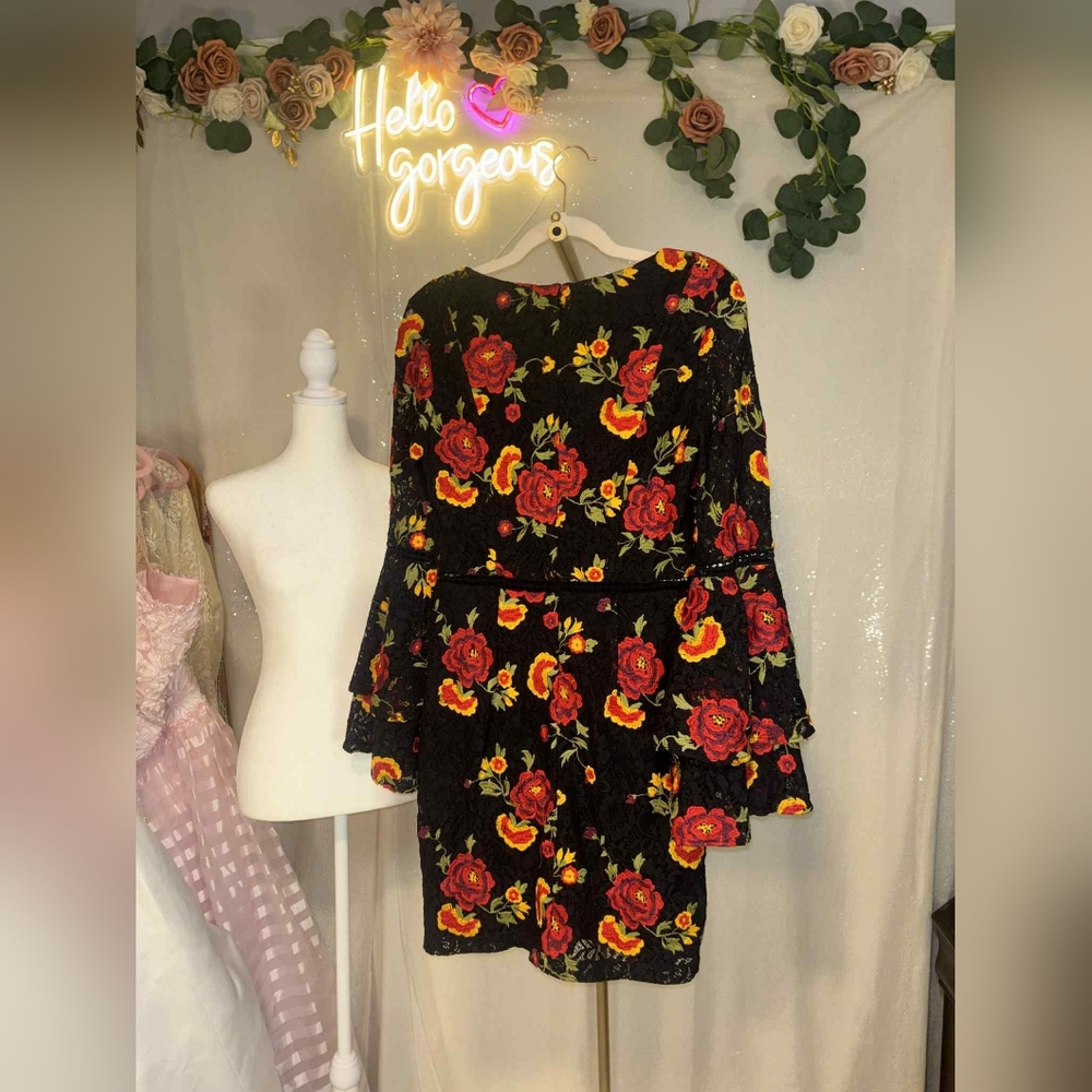 Alexia Admor Size Small Black & Red Floral Embroidered Goth Bell Sleeve Preowned - Picture 13 of 13